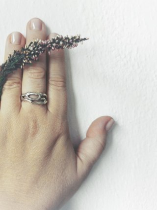 Pierścionek srebrny nieregularny ażurowy organiczny z kolekcji SMUGI