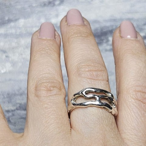 Pierścionek srebrny nieregularny ażurowy organiczny z kolekcji SMUGI