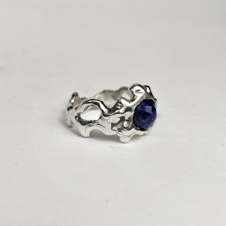 Pierścionek SMUGI srebrny nieregularny organiczny z Lapis Lazuli