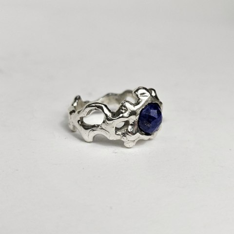 Pierścionek SMUGI srebrny nieregularny organiczny z Lapis Lazuli