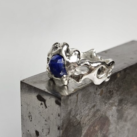 Pierścionek SMUGI srebrny nieregularny organiczny z Lapis Lazuli