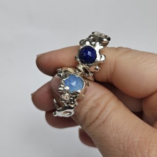 Pierścionek SMUGI srebrny nieregularny organiczny z Lapis Lazuli