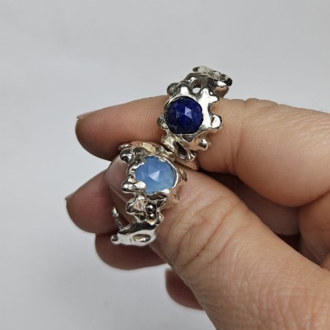 Pierścionek SMUGI srebrny nieregularny organiczny z Lapis Lazuli