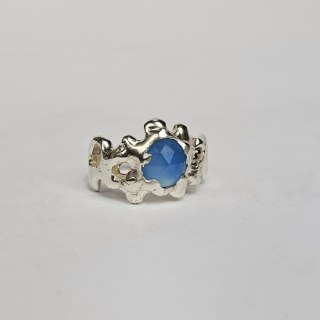 Pierścionek srebrny nieregularny z agatem niebieskim z kolekcji SMUGI