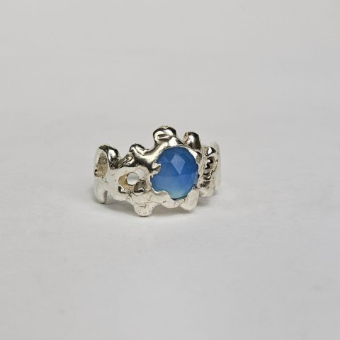 Pierścionek srebrny nieregularny z agatem niebieskim z kolekcji SMUGI