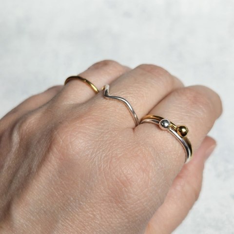 Pierścionek srebrny trójkącik