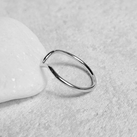 Pierścionek srebrny trójkącik