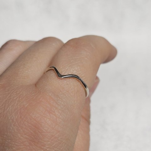 Pierścionek srebrny trójkącik