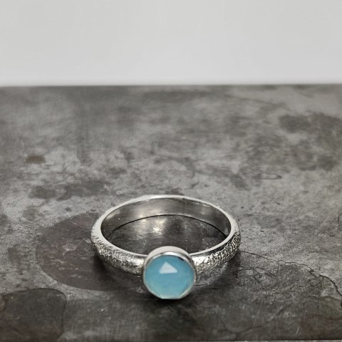 Pierścionek srebrny z agatem niebieskim z kolekcji KORA