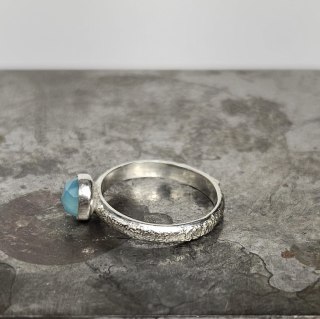 Pierścionek srebrny z agatem niebieskim z kolekcji KORA