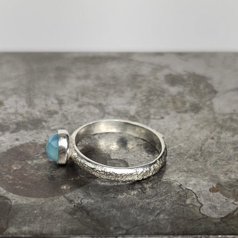 Pierścionek srebrny z agatem niebieskim z kolekcji KORA