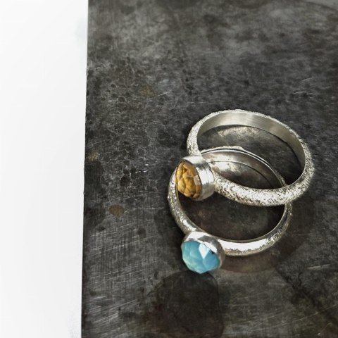 Pierścionek srebrny z agatem niebieskim z kolekcji KORA