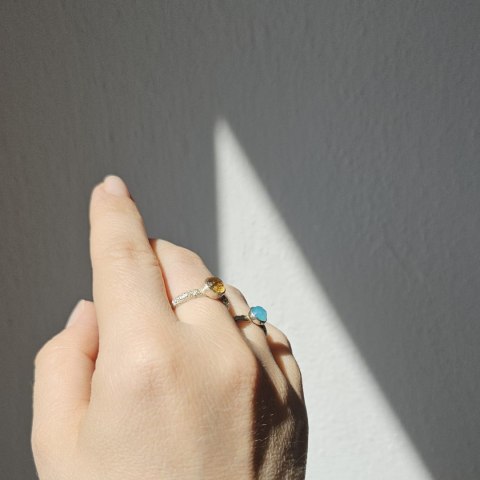 Pierścionek srebrny z agatem niebieskim z kolekcji KORA