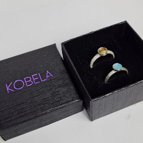 Pierścionek srebrny z agatem niebieskim z kolekcji KORA