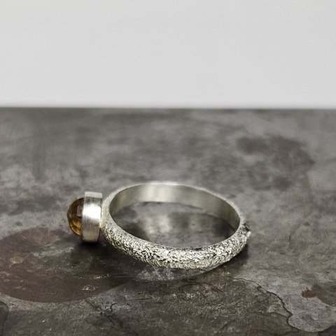 Pierścionek srebrny z cytrynem z kolekcji KORA