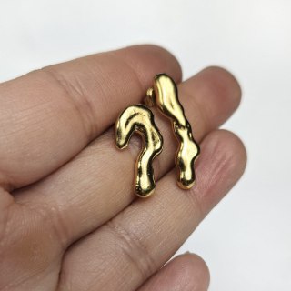 Pozłacane asymetryczne kolczyki sztyfty z kolekcji SMUGI