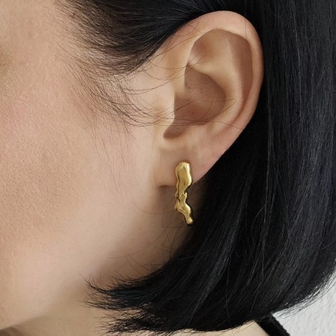 Pozłacane asymetryczne kolczyki sztyfty z kolekcji SMUGI
