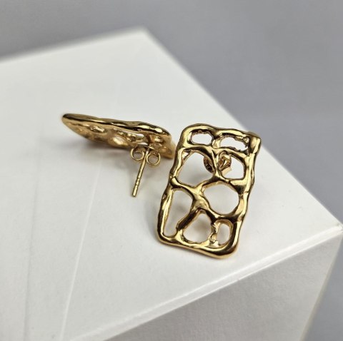 Pozłacane ażurowe kolczyki prostokątne z kolekcji SMUGI