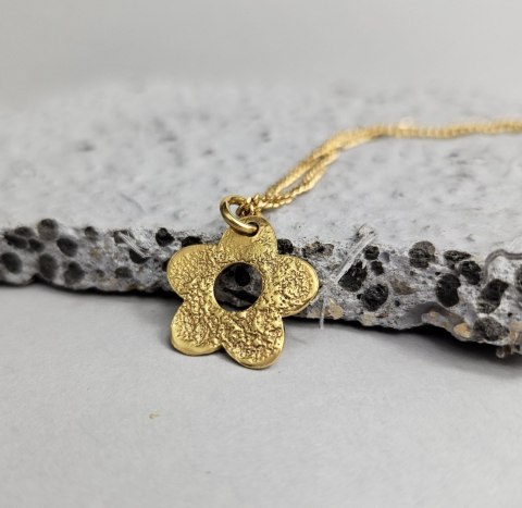 Pozłacany wisior z kwiatkiem niezapominajką