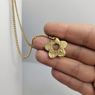 Pozłacany wisior z kwiatkiem niezapominajką