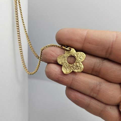 Pozłacany wisior z kwiatkiem niezapominajką