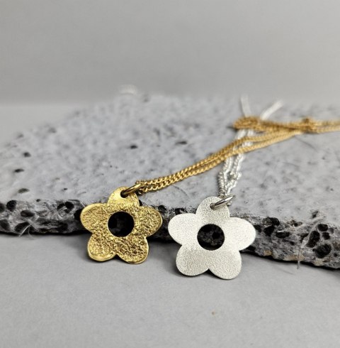 Pozłacany wisior z kwiatkiem niezapominajką