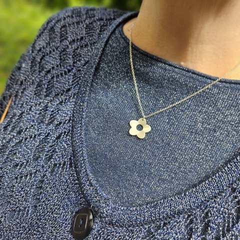 Pozłacany wisior z kwiatkiem niezapominajką