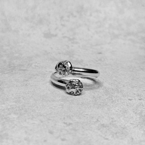 Regulowany srebrny pierścionek BRYŁKI