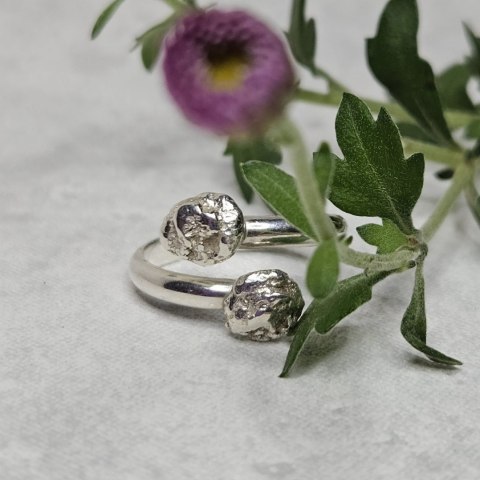 Regulowany srebrny pierścionek BRYŁKI