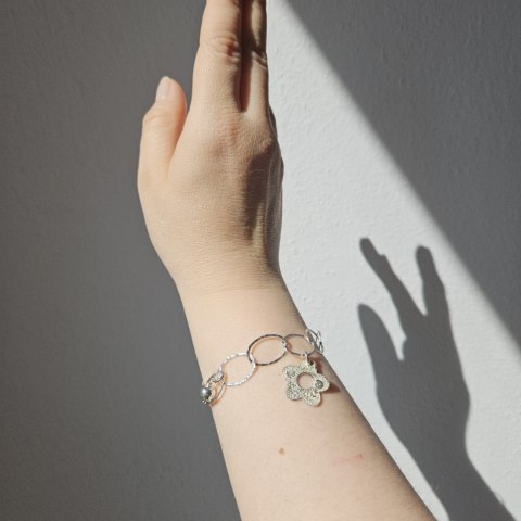 Srebrna bransoletka z niezapominajką z kolekcji Ogrody