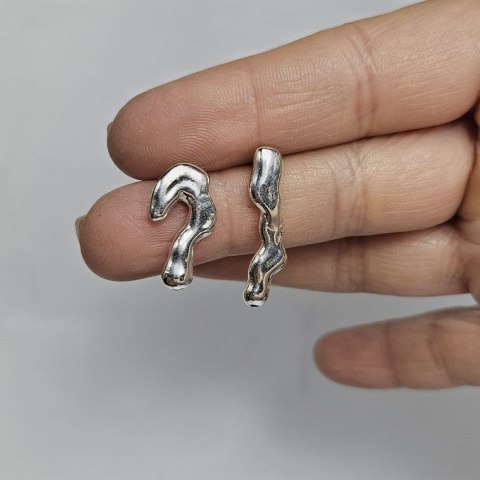 Srebrne asymetryczne organiczne kolczyki sztyfty z kolekcji SMUGI