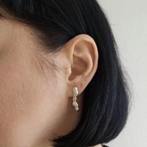 Srebrne asymetryczne organiczne kolczyki sztyfty z kolekcji SMUGI