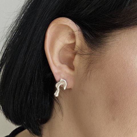 Srebrne asymetryczne organiczne kolczyki sztyfty z kolekcji SMUGI