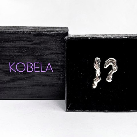 Srebrne asymetryczne organiczne kolczyki sztyfty z kolekcji SMUGI