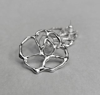 Srebrne ażurowe organiczne kolczyki koła z kolekcji SMUGI