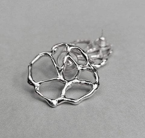 Srebrne ażurowe organiczne kolczyki koła z kolekcji SMUGI