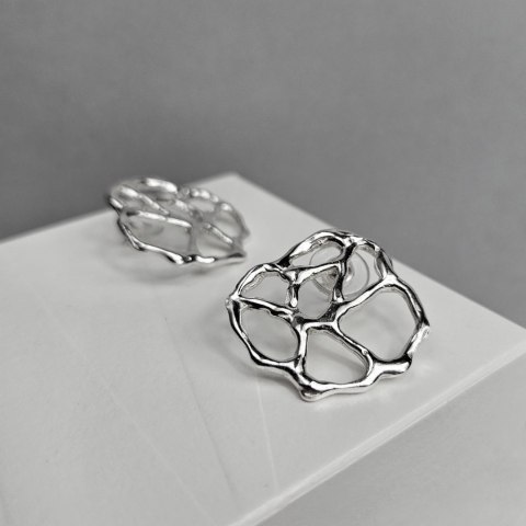 Srebrne ażurowe organiczne kolczyki koła z kolekcji SMUGI