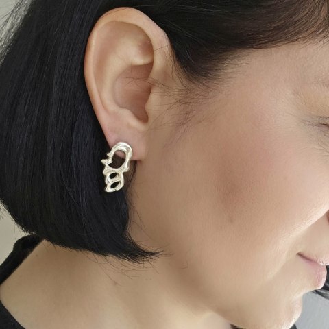 Srebrne ażurowe kolczyki sztyfty z kolekcji SMUGI