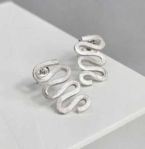 Srebrne kolczyki wężyki