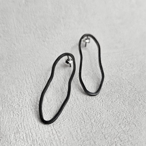 Srebrne nieregularne kolczyki z ciemnego srebra