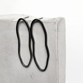 Srebrne nieregularne kolczyki z ciemnego srebra