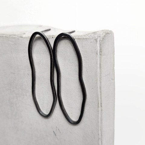 Srebrne nieregularne kolczyki z ciemnego srebra