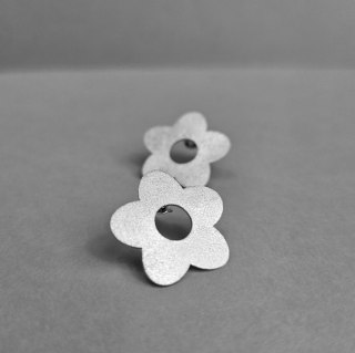 Srebrne satynowane sztyfty kolczyki KWIATKI