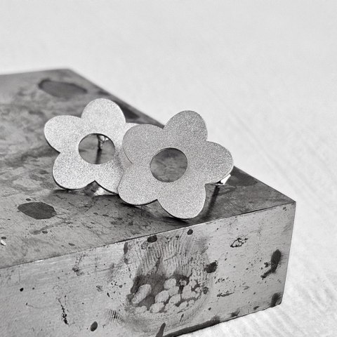 Srebrne satynowane sztyfty kolczyki KWIATKI