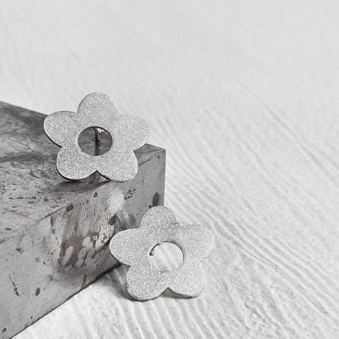 Srebrne satynowane sztyfty kolczyki KWIATKI