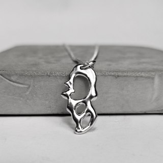 Srebrny ażurowy organiczny wisiorek z kolekcji SMUGI