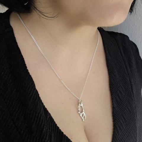 Srebrny ażurowy organiczny wisiorek z kolekcji SMUGI