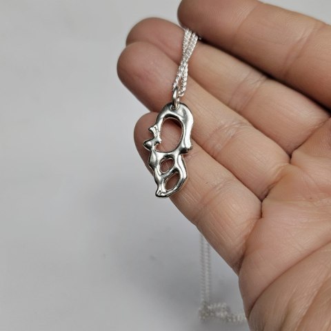 Srebrny ażurowy organiczny wisiorek z kolekcji SMUGI