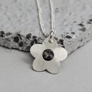 Srebrny wisior z kwiatem niezapominajką