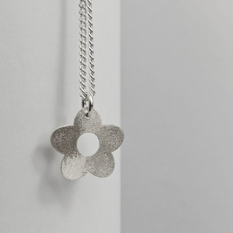 Srebrny wisior z kwiatem niezapominajką